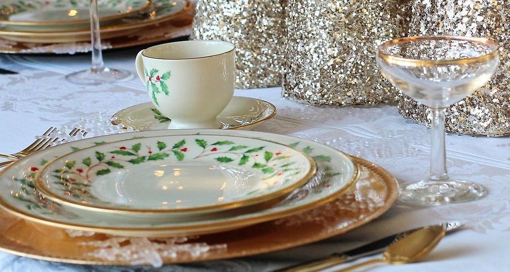 glas och tallrikar fin dukade