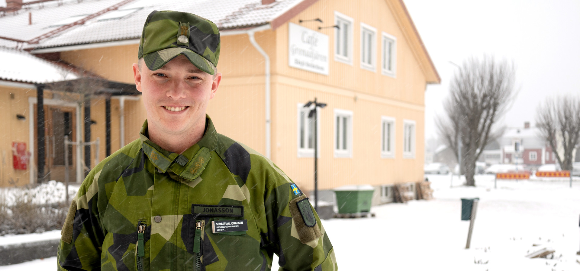 Man klädd i militärkläder utomhus.