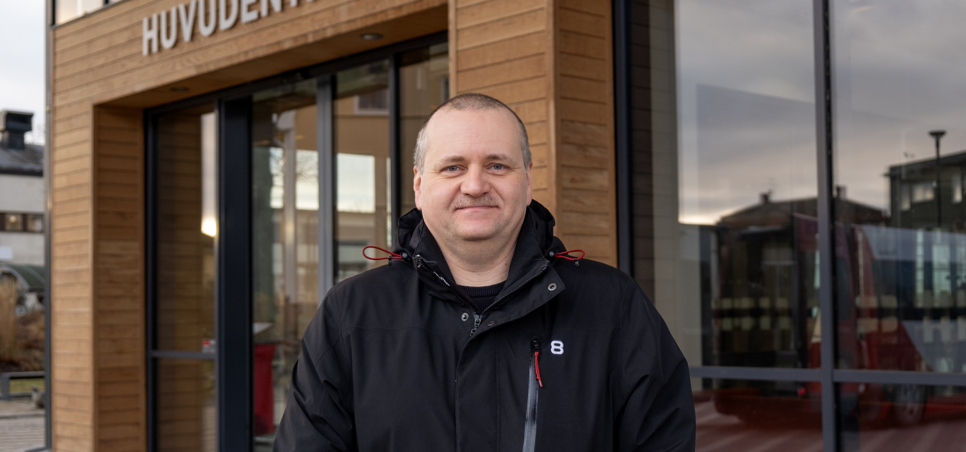 Man står utanför sjukhusets huvudentré.