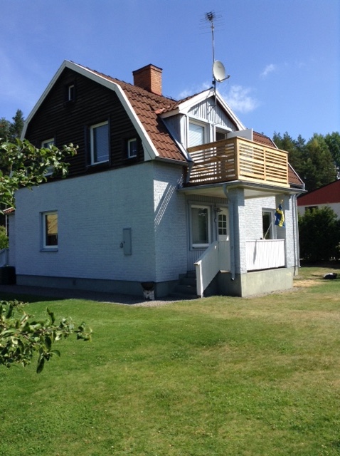 Hus i trädgård.