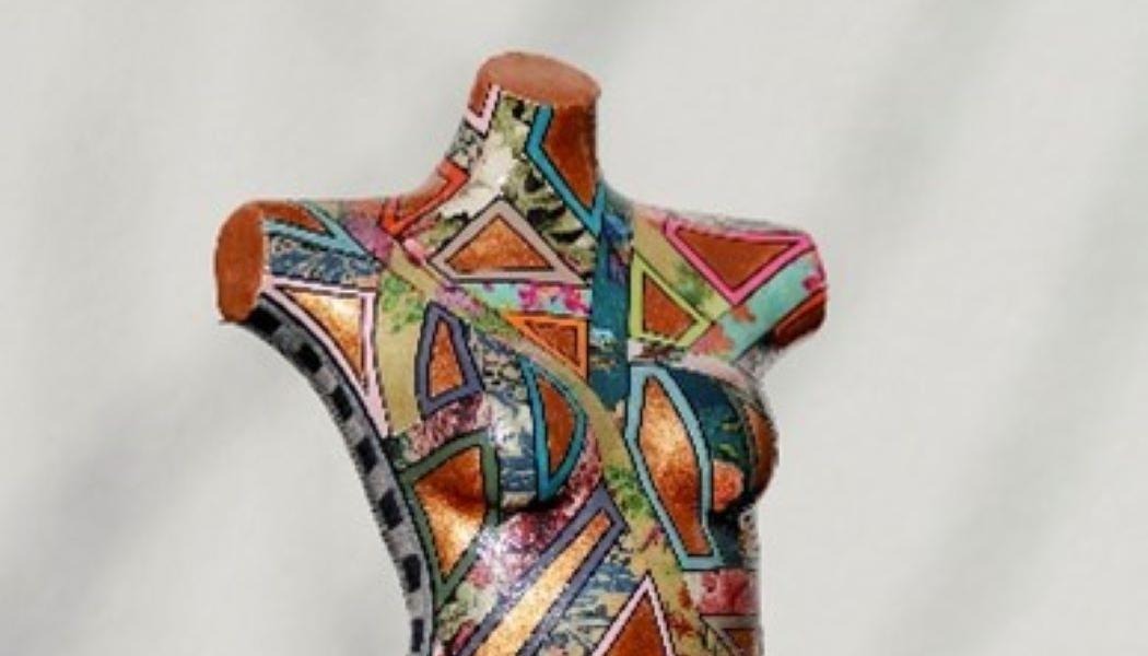 en färgglad staty som är en torso