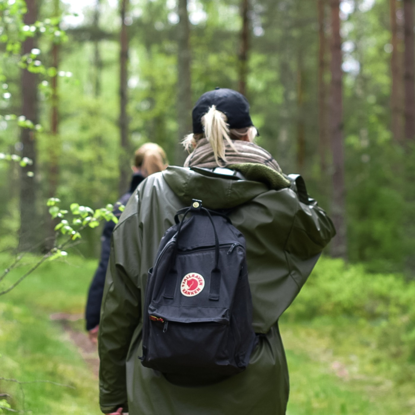 Två tjejer som går i skogen