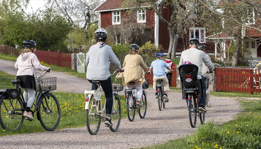 Människor som cyklar i Bullerbyn