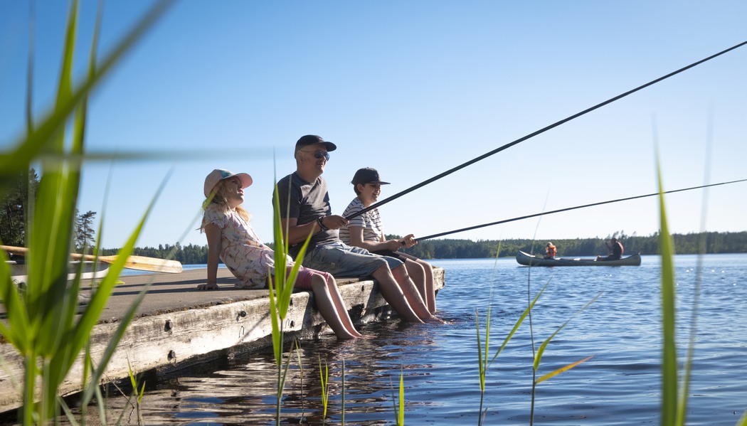 Personer som fiskar från en brygga