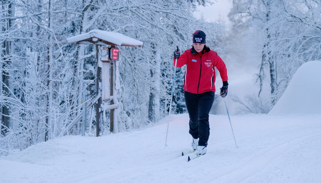 Kvinna som åker skidor