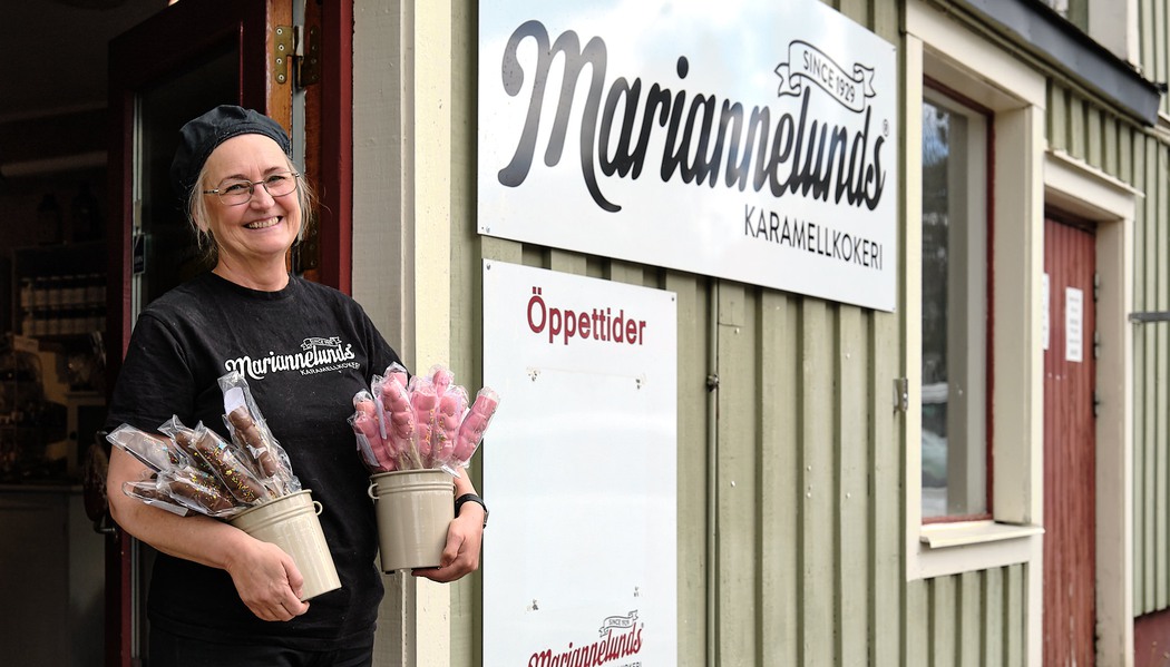 Kvinna som står utanför butiken med godis