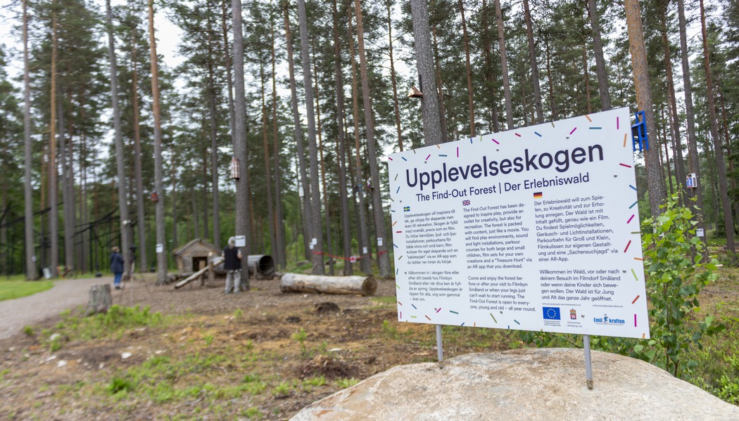 Upplevelseskogen med bana ute i naturen.