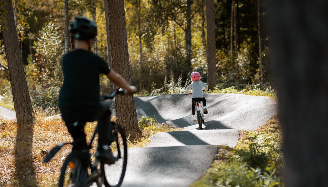 Barn som cyklar