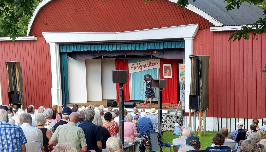 Femtinge teater besöker Hult