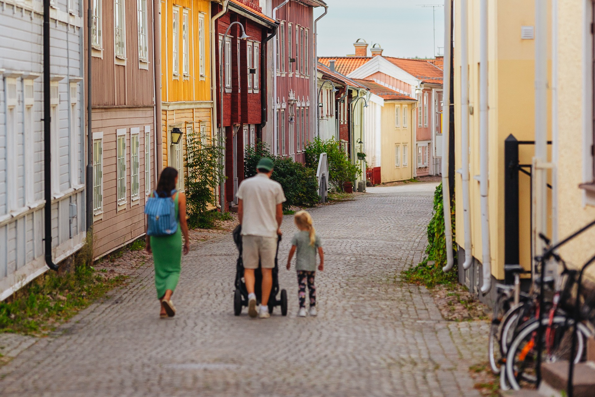 Familj som promenerar i stan.