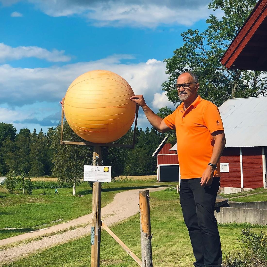 Kjell visar solen