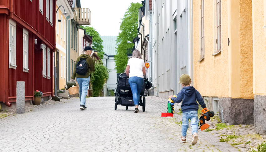Barn och föräldrar som går på gata