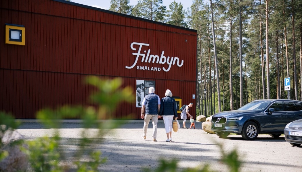 Fyra personer på väg mot äventyr hos Filmbyn Småland