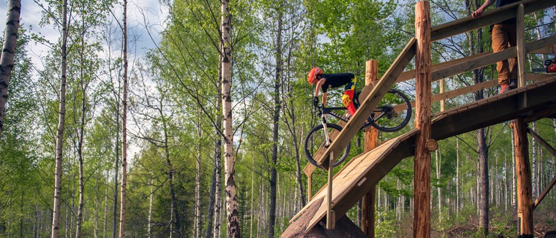 Cyklist i MTB-bana