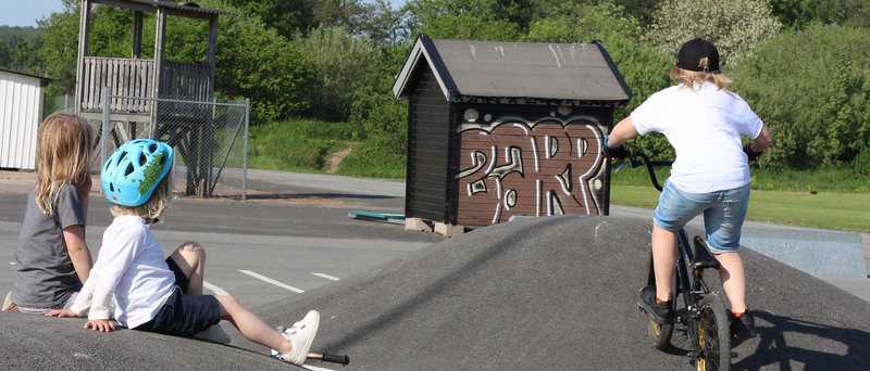 Cyklist i skatepark