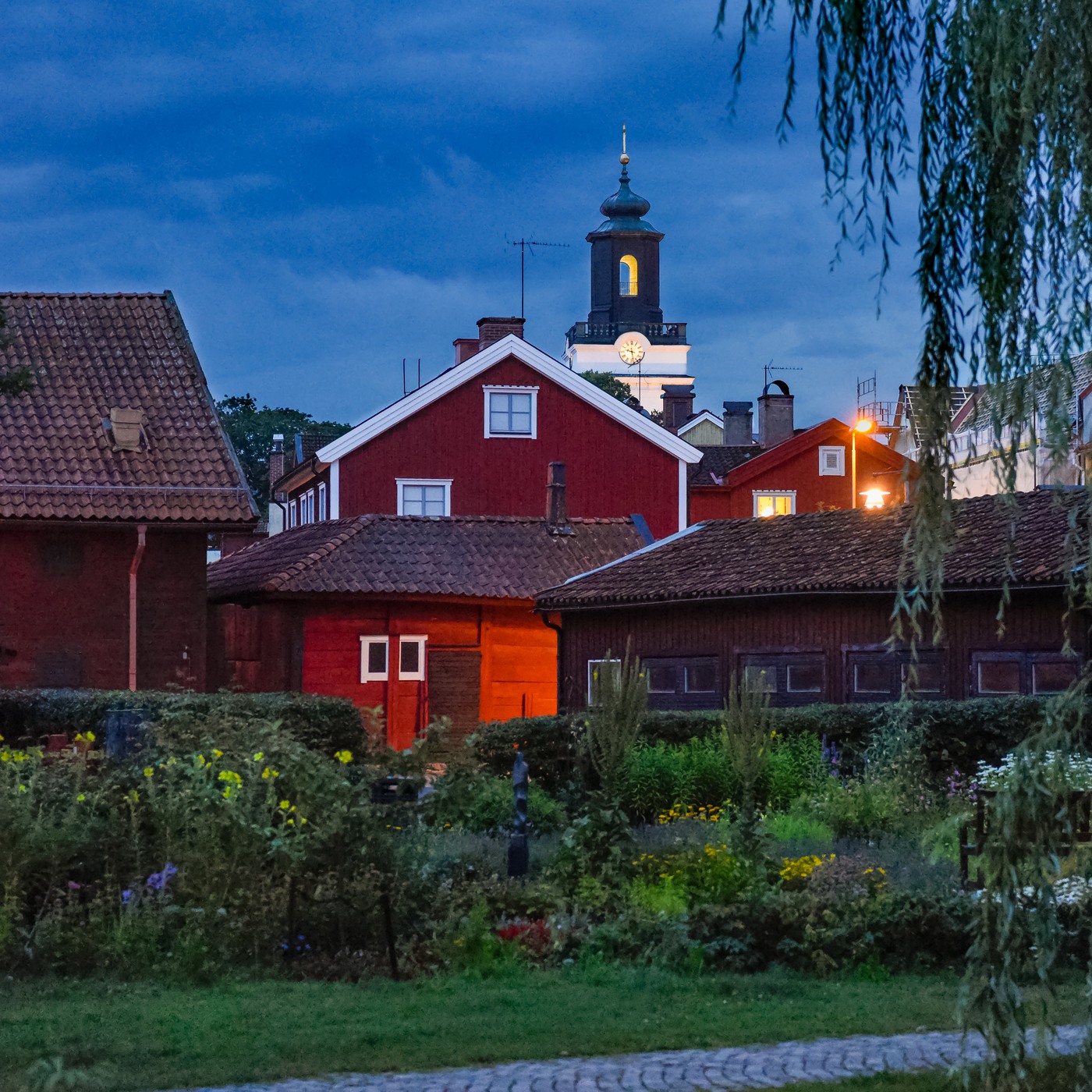 Museigården i kvällsljus