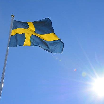 Svenska flaggan mot blå himmel