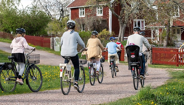 Människor som cyklar i Bullerbyn