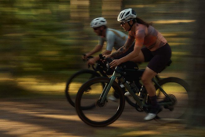 Två cyklister som cyklar i hög hastighet.