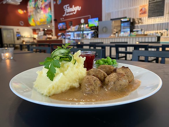 Tallrik med köttbullar och potatismos.