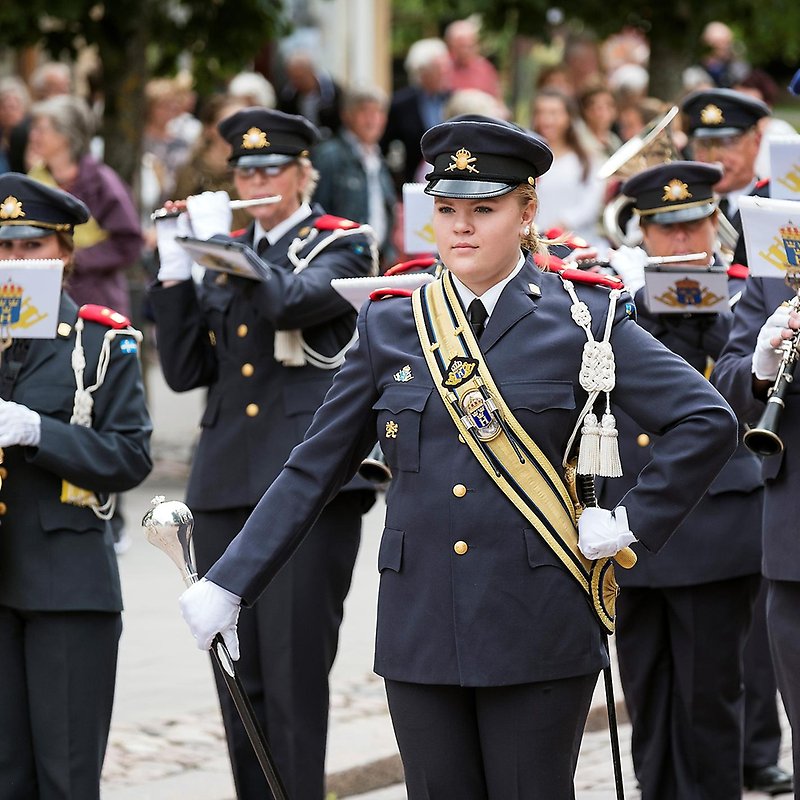 Hemvärnets musikkår marscherar