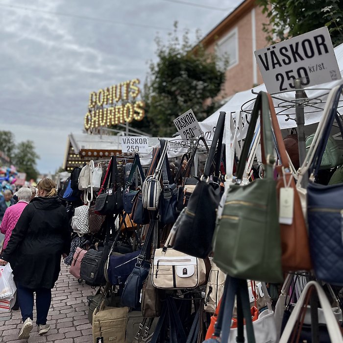 Väskor som säljs på marknaden