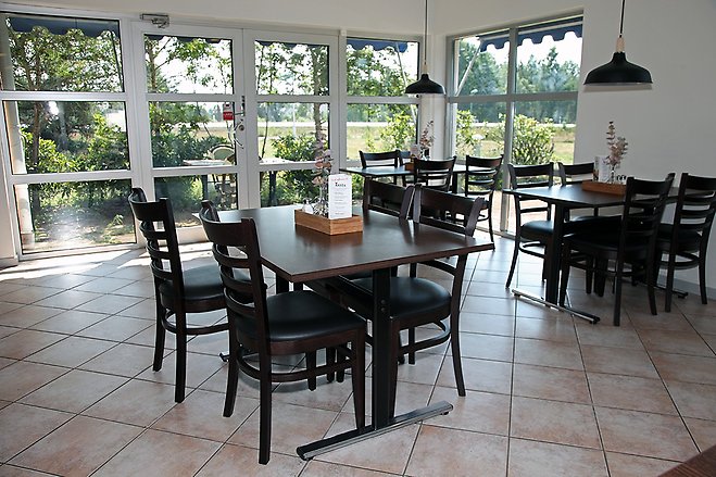 Interiör på restaurangen ipå Rasta med bord och stolar
