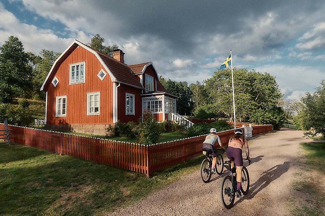 Två cyklister på väg mot Katthult.