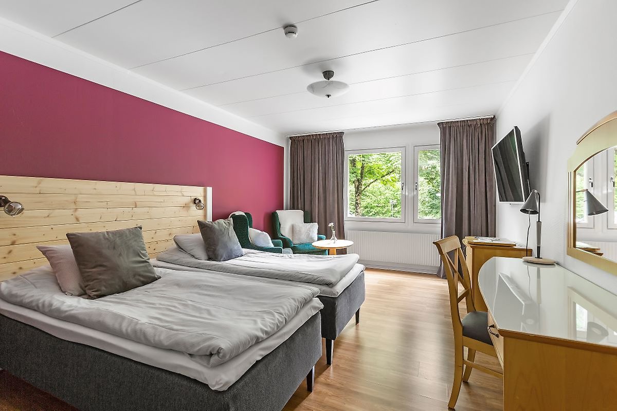 Ett rum med säng och utsikt