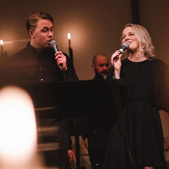 en man och kvinna som sjunger