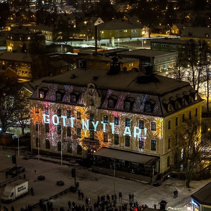 Stadshotellet uppbelyst med orden gott nytt år.